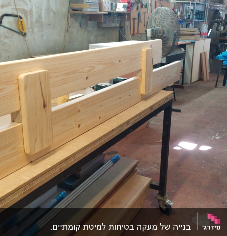 עבודת עץ על שולחן נגרות עם כלים מסביב